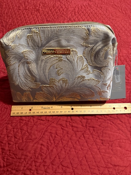 Vince Camuto Cosmetics Bag With Eye Mask set - Picture 7 of 11